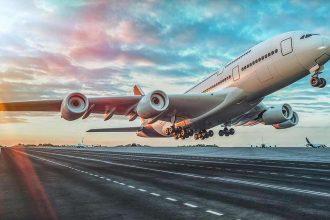 Les secteurs de l'aviation et de la technologie débattent pour savoir si la 5G peut faire s'écraser un avion