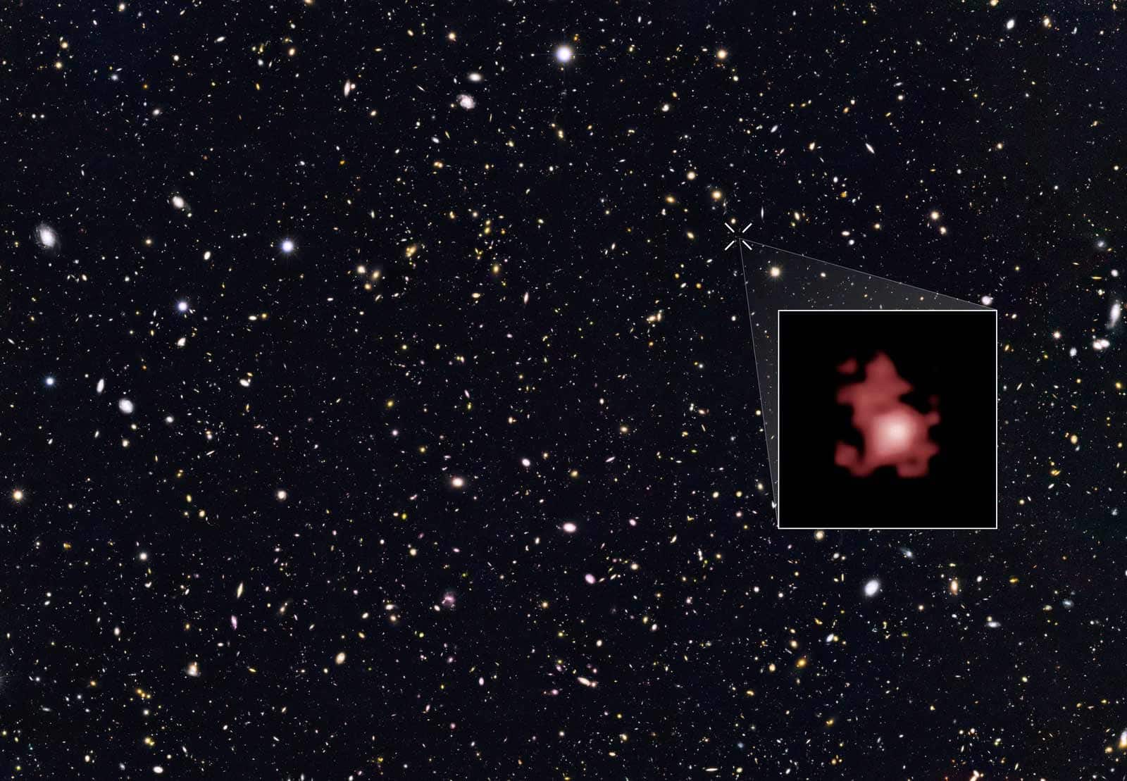 La galaxie la plus lointaine jamais découverte, GN-z11, est représentée dans une étude du ciel profond réalisée par le télescope spatial Hubble et est mise en évidence sur l'image en médaillon. 400 millions d'années après le Big Bang, cette galaxie existait encore, mais elle ne ressemblait pas à ceci.