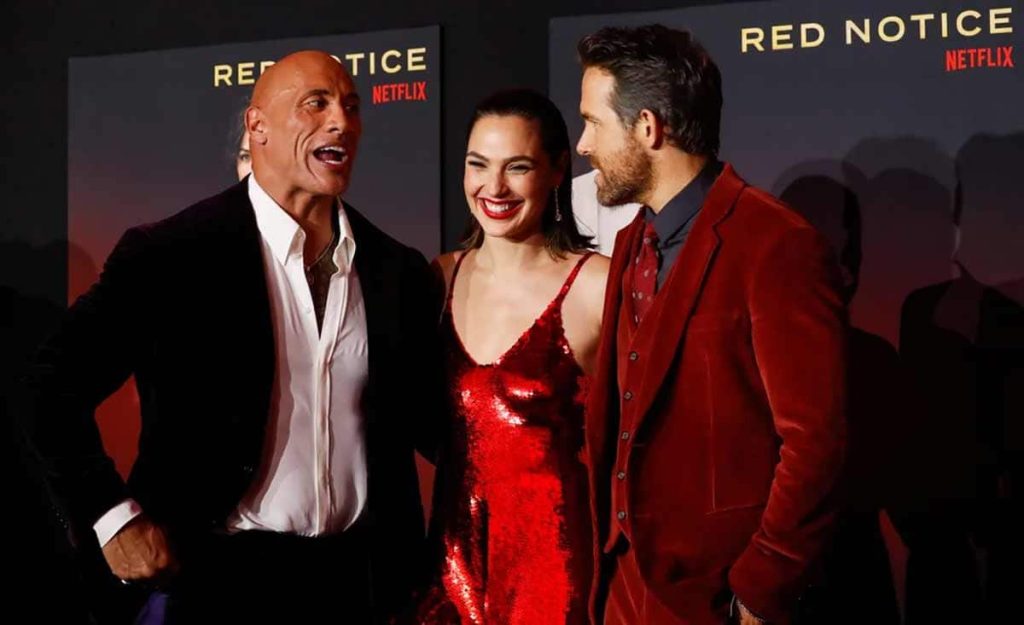 Les membres du casting Dwayne Johnson, Gal Gadot et Ryan Reynolds assistent à la première du film "Red Notice" à Los Angeles, Californie, États-Unis.