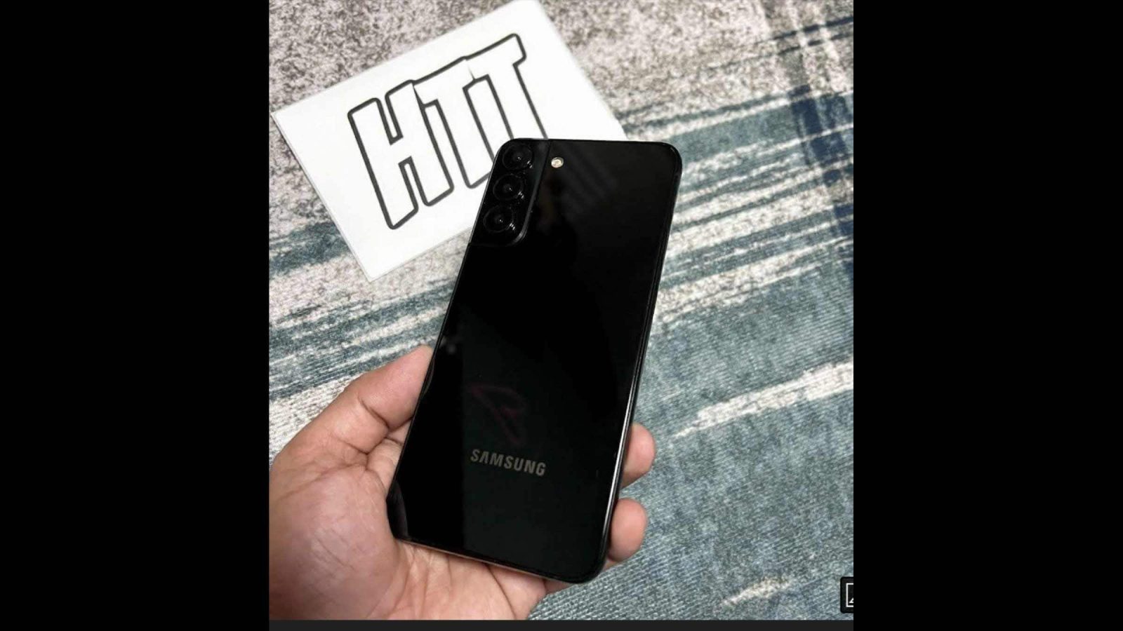 Une photo du Samsung Galaxy S22 qui a fuité en ligne montre le prochain téléphone brillant de la société.