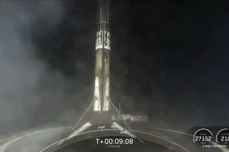 SpaceX lance avec succès 49 satellites à large bande Starlink et fait atterrir une fusée en mer, deux événements importants pour l'entreprise.