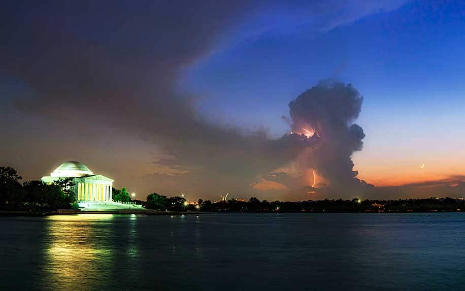 Le croissant de lune apparaît à droite d'un petit orage le 8 septembre 2021. f/4,5, ISO-250, 3,2 sec., 24 mm.