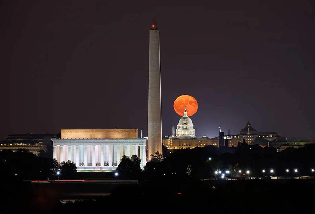 La lune de la moisson se lève au-dessus du Capitole en 2016.