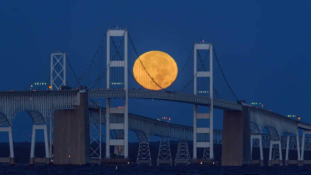 La lune du chasseur avec le Chesapeake Bay Bridge le 20 novembre 2021. f/8, ISO-400, 1/30 sec, 400 mm.
