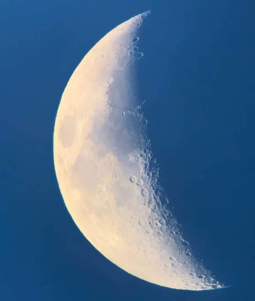 Une photo de la lune prise par l'iPhone à l'aide d'un télescope.