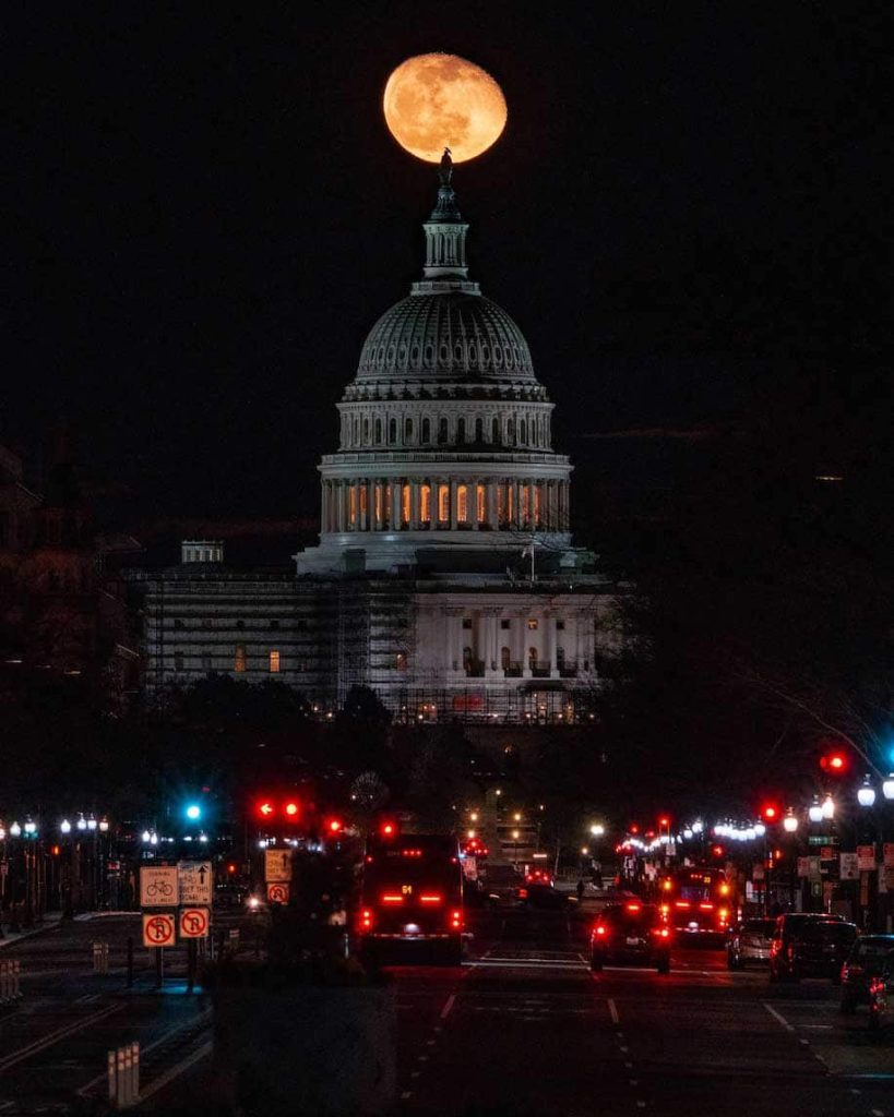 La lune se lève au-dessus du Capitole. f/8, ISO-800, 1/25 sec., 192 mm. (Chris Fukuda)