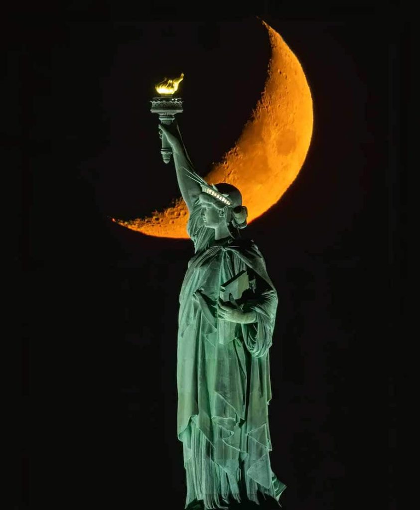 Le croissant de lune avec la Statue de la Liberté. f/5.6, ISO-400, 1/13 sec., 500 mm.