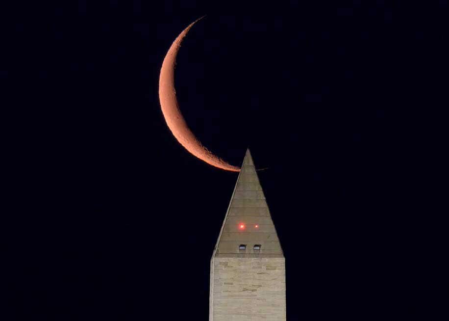 Le croissant de lune décroissant se lève au-dessus du Washington Monument le 8 mai 2021. f/8, ISO-500, 1/8 sec., 500 mm. (Dave Lyons)