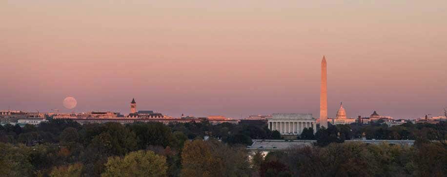 La super-lune des castors s'élève au-dessus de la ligne d'horizon de D.C. au coucher du soleil, le 13 novembre 2016. f/8, 1SO-200, 1/80 sec, 85 mm. (Kevin Ambrose pour le Washington Post)