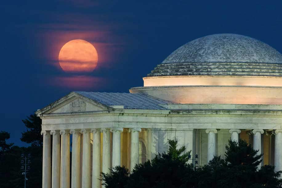 La super-lune aux fraises se lève derrière le Jefferson Memorial le 20 juin 2022. f/11, 1SO-400, 1/3 sec., 410 mm. (Dave Lyons)