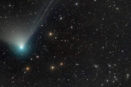Une comète verte brillante passe dans l'espace extra terrestre