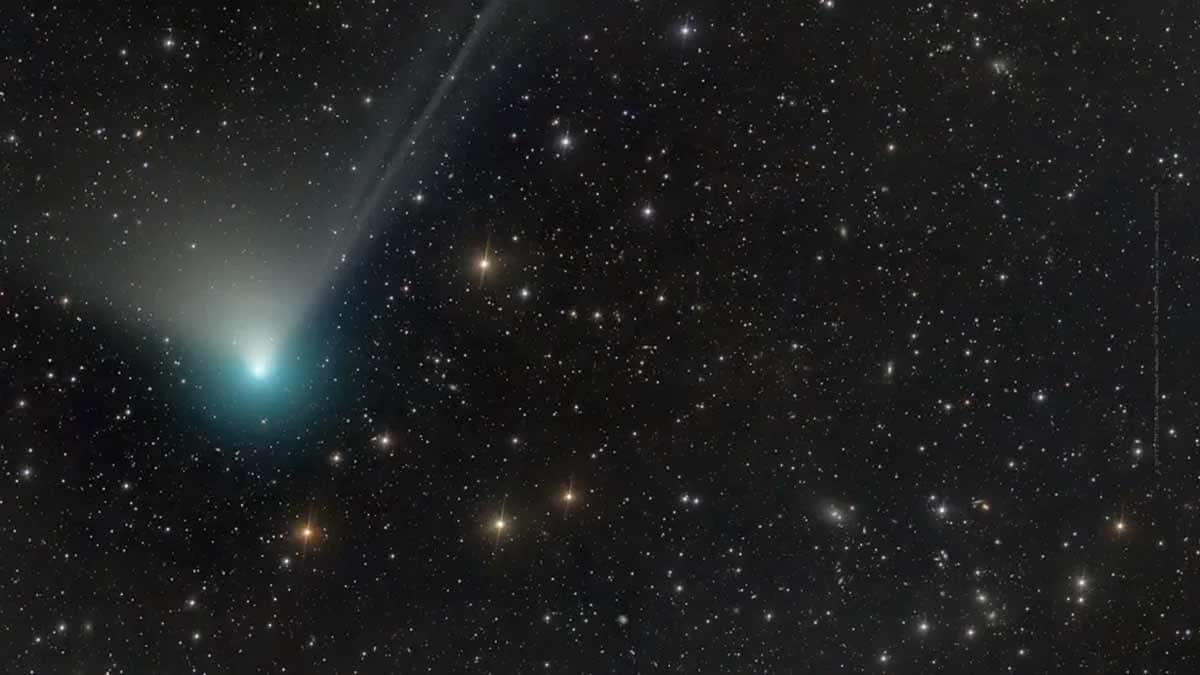 Une comète verte brillante passe dans l'espace extra terrestre