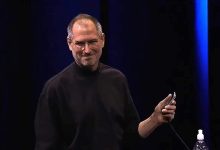 Steve Jobs en posture contemplative, symbolisant son approche unique de la prise de décision.