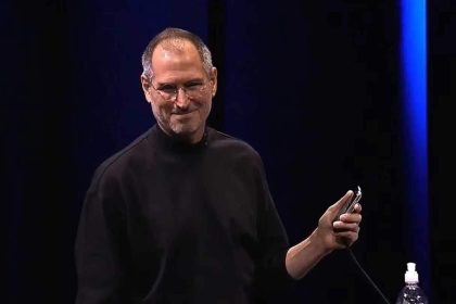 Steve Jobs en posture contemplative, symbolisant son approche unique de la prise de décision.