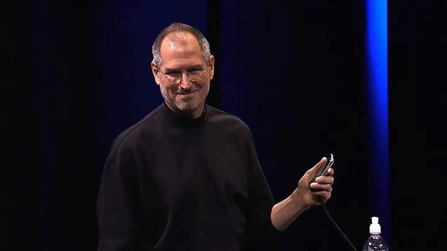 Steve Jobs en posture contemplative, symbolisant son approche unique de la prise de décision.