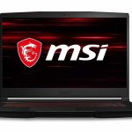 Un ordinateur portable MSI GF63 Thin avec un écran allumé montrant le logo MSI en rouge et blanc.