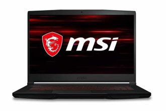 Un ordinateur portable MSI GF63 Thin avec un écran allumé montrant le logo MSI en rouge et blanc.