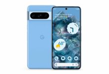 Un smartphone Google Pixel 8 Pro bleu, affiché de face et de dos, montrant son écran d'accueil et son design élégant.