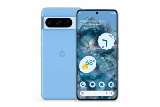 Un smartphone Google Pixel 8 Pro bleu, affiché de face et de dos, montrant son écran d'accueil et son design élégant.