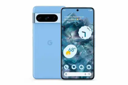 Un smartphone Google Pixel 8 Pro bleu, affiché de face et de dos, montrant son écran d'accueil et son design élégant.