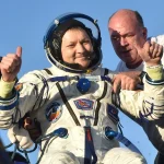 Oleg Kononenko est aidé à sortir de la capsule Soyouz MS-25 après avoir atterri au Kazakhstan, à la fin d'une mission record de 374 jours dans l'espace.