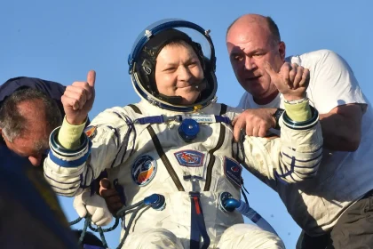 Oleg Kononenko est aidé à sortir de la capsule Soyouz MS-25 après avoir atterri au Kazakhstan, à la fin d'une mission record de 374 jours dans l'espace.