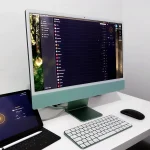 Écran d'un iMac affichant l'application CyberGhost VPN, avec un iPad Pro connecté au VPN, sur un bureau minimaliste.