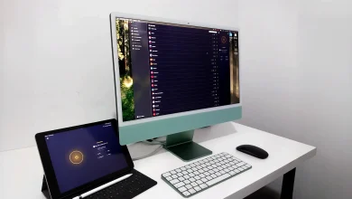 Écran d'un iMac affichant l'application CyberGhost VPN, avec un iPad Pro connecté au VPN, sur un bureau minimaliste.