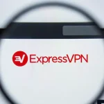 Logo d'ExpressVPN vu à travers une loupe, symbole de confidentialité et de sécurité en ligne.