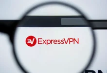 Logo d'ExpressVPN vu à travers une loupe, symbole de confidentialité et de sécurité en ligne.
