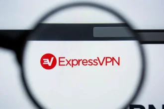 Logo d'ExpressVPN vu à travers une loupe, symbole de confidentialité et de sécurité en ligne.