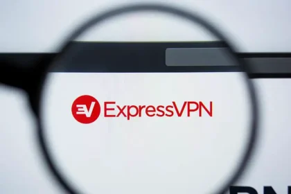 Logo d'ExpressVPN vu à travers une loupe, symbole de confidentialité et de sécurité en ligne.