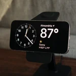 Un écran connecté iPad-like affichant l'interface d'une application météo, utilisé comme prototype pour un futur dispositif de maison intelligente d'Apple.