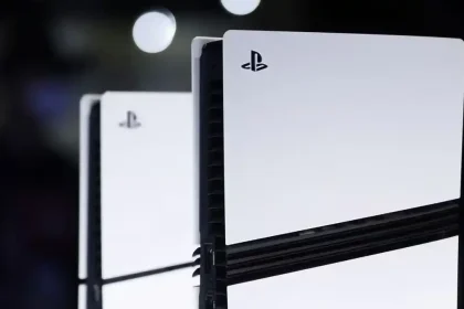 Console PlayStation 5 vue de près, avec des reflets lumineux en arrière-plan.