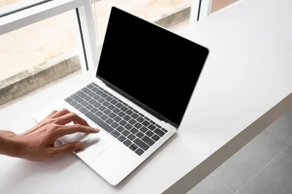 Un ordinateur portable posé sur un bureau blanc, utilisé pour un cours en ligne de programmation avec Python.