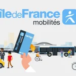 Un utilisateur tient une carte Navigo Île-de-France Mobilités devant des bus, vélos et voitures électriques, symbolisant les solutions de transport intermodal en Île-de-France.