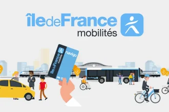 Un utilisateur tient une carte Navigo Île-de-France Mobilités devant des bus, vélos et voitures électriques, symbolisant les solutions de transport intermodal en Île-de-France.