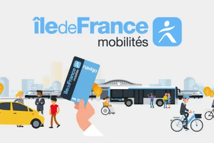 Un utilisateur tient une carte Navigo Île-de-France Mobilités devant des bus, vélos et voitures électriques, symbolisant les solutions de transport intermodal en Île-de-France.