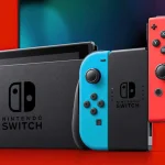 Deux consoles Nintendo Switch, une avec Joy-Con colorés et une avec Joy-Con gris, illustrant la diversité du modèle.