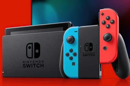 Deux consoles Nintendo Switch, une avec Joy-Con colorés et une avec Joy-Con gris, illustrant la diversité du modèle.