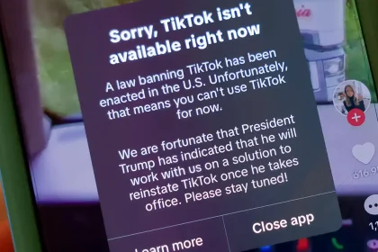 Capture d'écran message TikTok : application bloquée aux USA, retour espéré avec Trump.