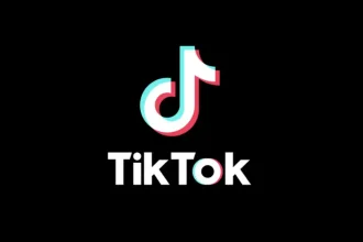 Logo officiel de l'application TikTok sur fond noir.