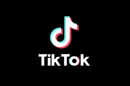 Logo officiel de l'application TikTok sur fond noir.