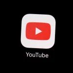Icône application YouTube sur fond noir.