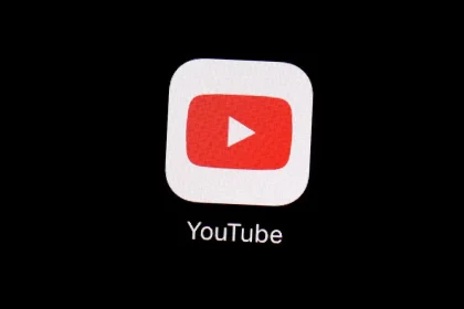Icône application YouTube sur fond noir.
