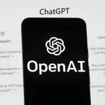 Logo OpenAI sur écran smartphone, ChatGPT en arrière-plan