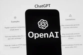 Logo OpenAI sur écran smartphone, ChatGPT en arrière-plan
