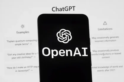 Logo OpenAI sur écran smartphone, ChatGPT en arrière-plan