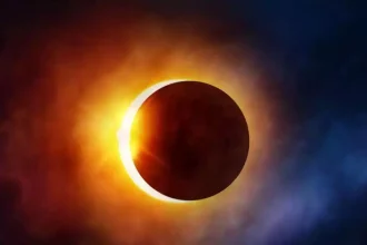 Éclipse solaire partielle avec halo lumineux, évoquant les cornes du diable