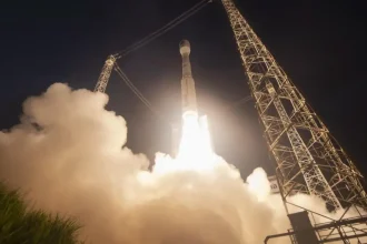 Décollage de la fusée Vega-C transportant le satellite Biomass depuis le centre spatial de Kourou, dans la nuit du 29 avril 2025